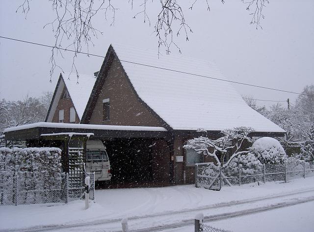 winter 004.jpg - Unser Haus von der Straße aus
